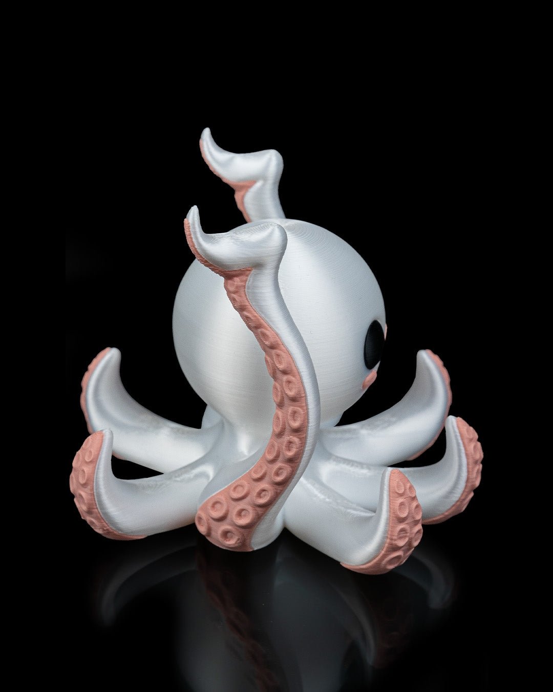 Oktopus Löffelhalter, weitere seitlich gedrehte Ansicht vor Schwarz – Münch3D