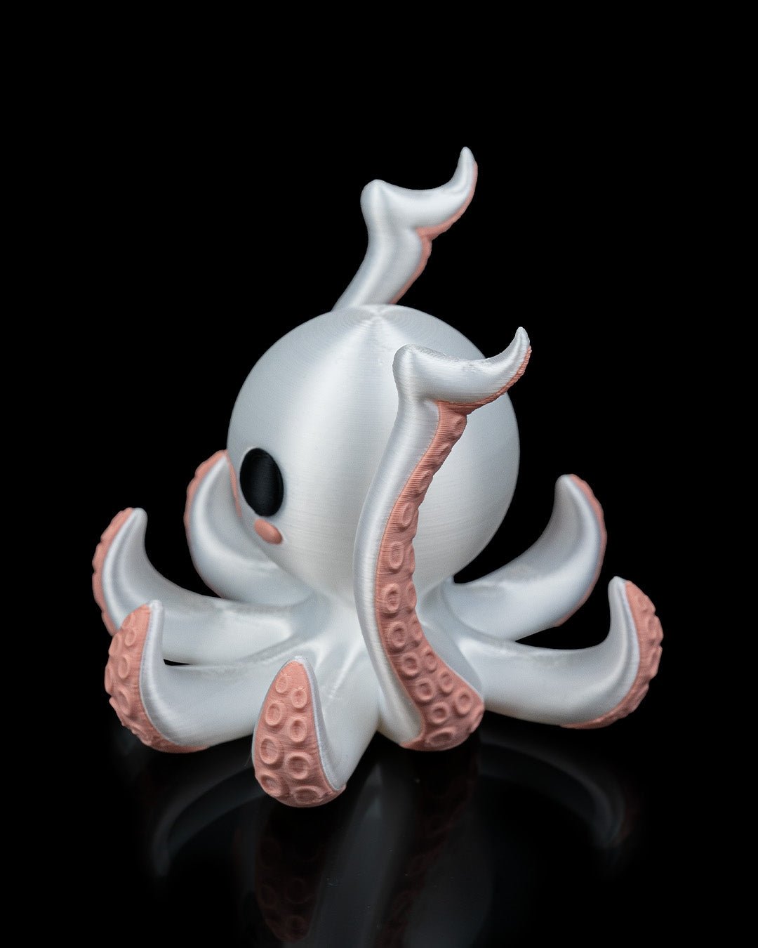 Oktopus Löffelhalter, seitlich gedrehte Ansicht mit einem sichtbaren Auge vor Schwarz – Münch3D