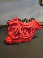 Oni-Maske Der Dämon in Rot, Rückansicht mit Blick auf die Innenseite der Maske, Deko-Figuren im Hintergrund – Münch3D