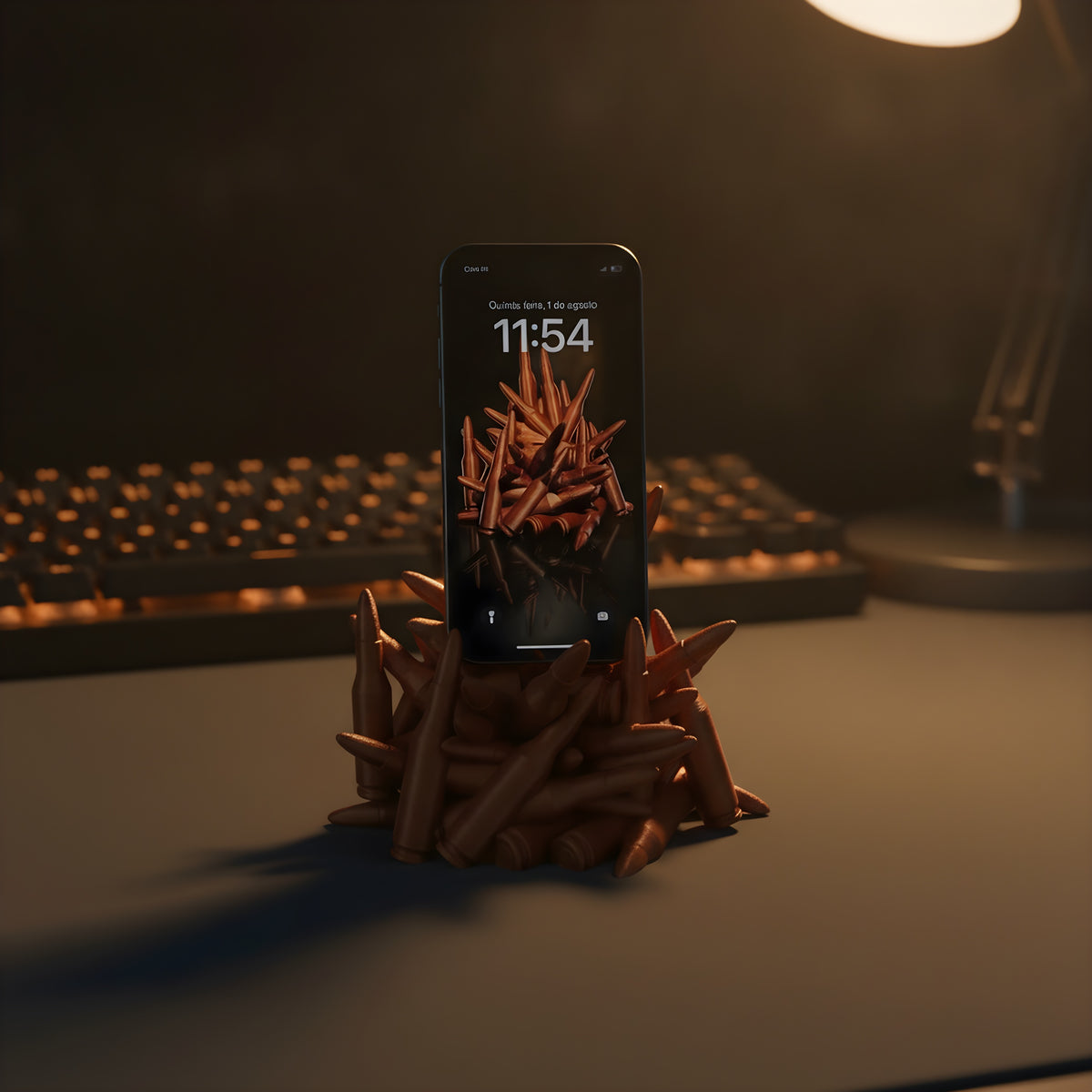 Kupferfarbener Patronen-Handyhalter mit eingestecktem Smartphone auf anthrazitfarbenem Desk-Mat, mechanische Tastatur mit warmem Amber-Glow im Hintergrund
