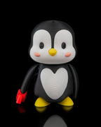 Einzelne Pinguin-Figur mit weißem Herz auf der Brust, hält eine rote Herzschloss-Hälfte im Flügel, Frontalansicht vor schwarzem Hintergrund