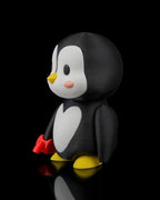 Einzelne Pinguin-Figur mit roter Herzschloss-Hälfte im Flügel, Seitenansicht vor schwarzem Hintergrund