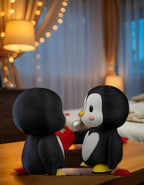 Pinguinpaar mit Herzschloss auf Nachttisch, Ansicht von hinten – Münch3D