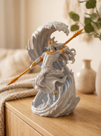 Poseidon Figur mit goldenem Speer (kein Dreizack) in erhobener Hand, seitliche Ansicht in Wellenform, auf Holzkommode mit Sofa, Decke und Pflanze im Hintergrund