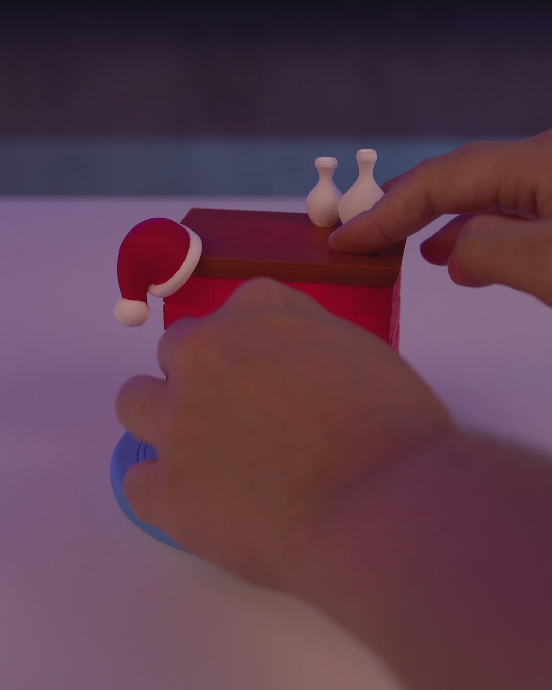 LED Kamin Nachtlicht mit schlafender Katze und Weihnachtsmütze 12 cm