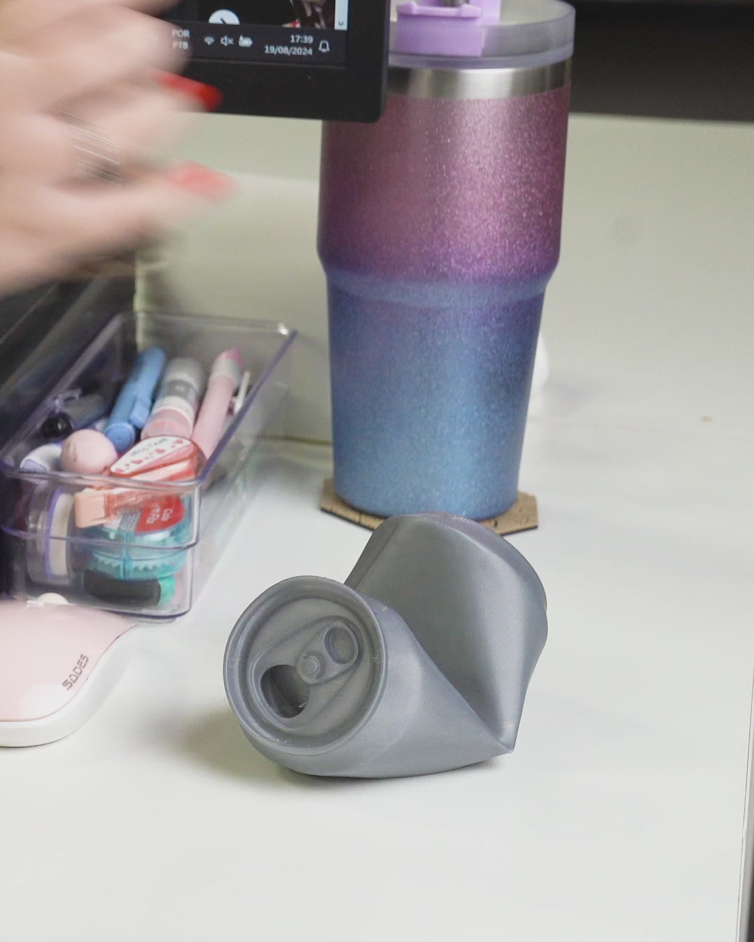 Lustiger Dosen-Handyhalter – Witziger Smartphone-Ständer als Geschenkidee & stylische Deko fürs Büro oder Gaming-Setup