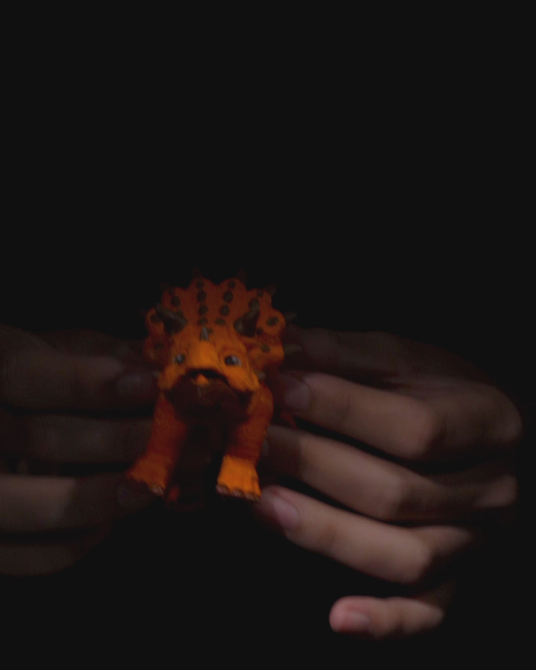 🦖 Beweglicher Triceratops – Faszinierende Dinosaurierfigur für Sammler & Deko-Liebhaber! 🌿