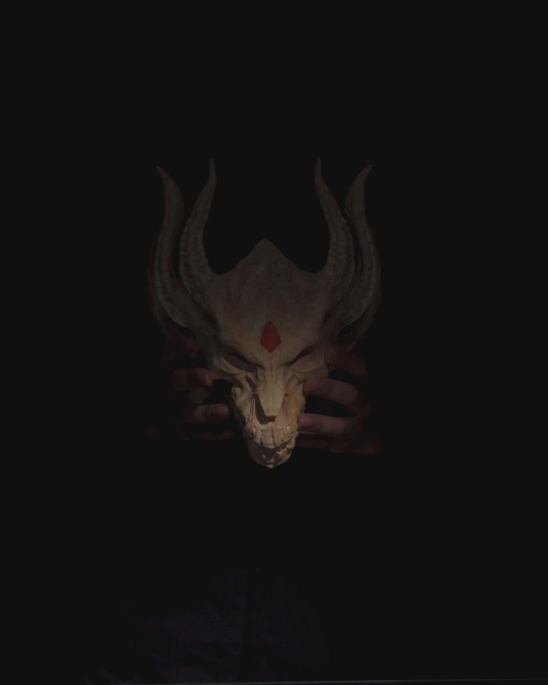 Silberner Drachenschädel