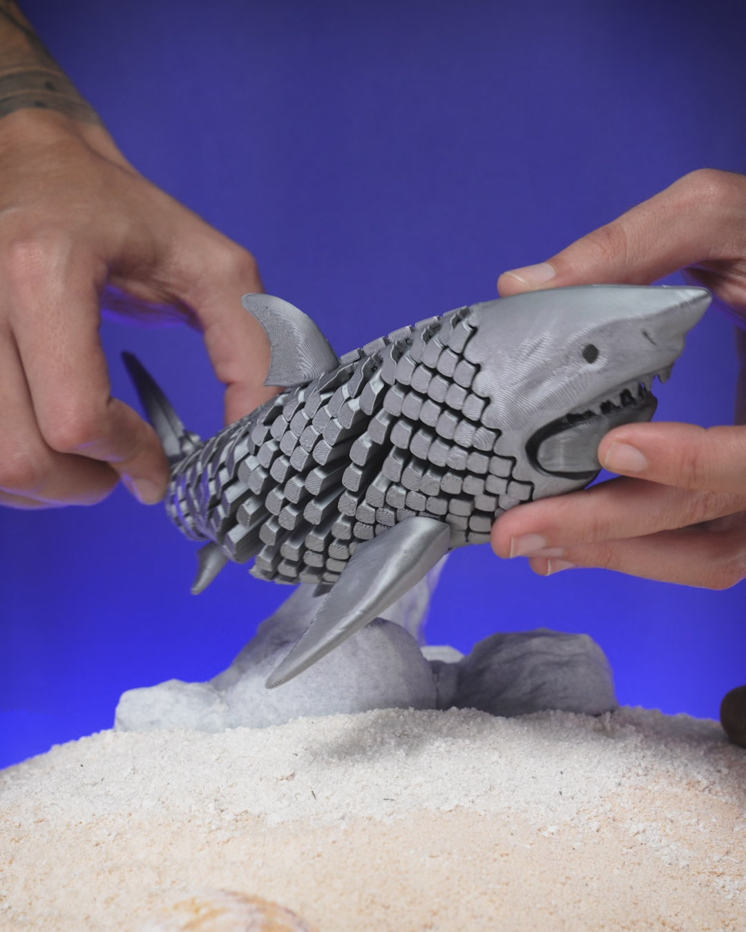 🦈 Beweglicher Weißer Hai – Faszinierende Meeresfigur für Sammler & Deko-Liebhaber! 🌊