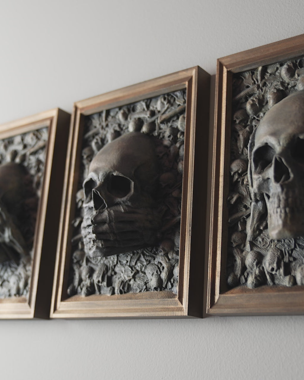 Gruselige Halloween Totenkopf Wanddeko – 3D-gedruckte Schädel Wanddeko mit „Nichts Hören, Nichts Sehen, Nichts Sagen“ Design







