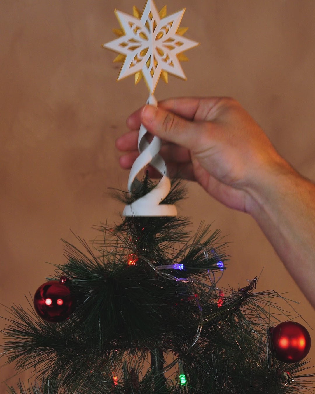 Kurzvideo der Christbaumspitze mit Stern und Spirale: Aufsetzen auf den Baum und Größenvergleich Klein und Groß
