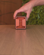 Video der Teebeutel-Organizer-Box in Schwarz mit kupferfarbenem Sichtfenster in der Küche