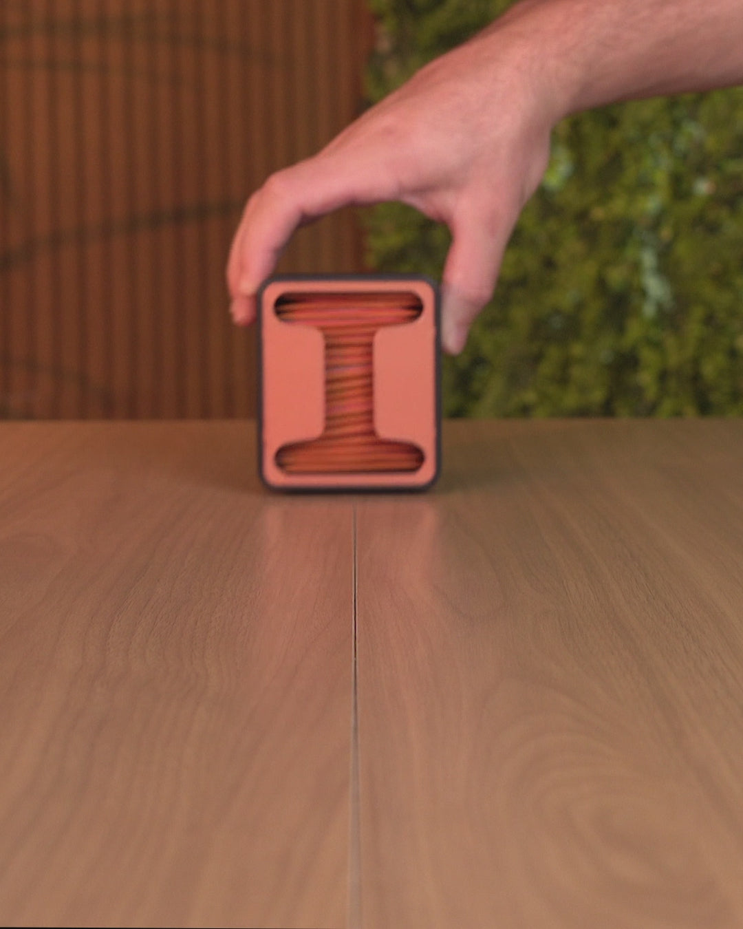 Video der Teebeutel-Organizer-Box in Schwarz mit kupferfarbenem Sichtfenster in der Küche