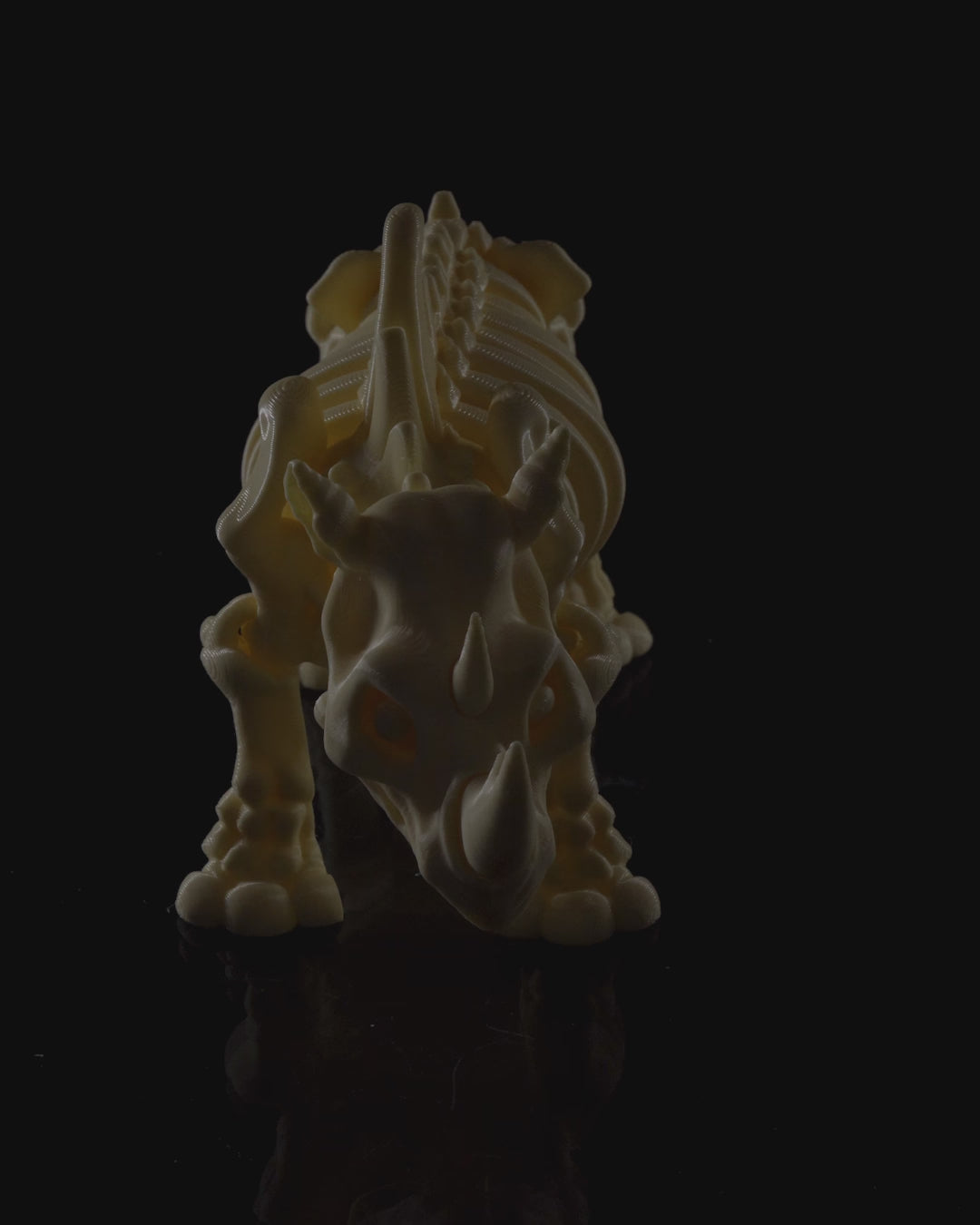 Skelett-Nashorn mit Gelenken – Detailreiche Dekoration und Sammlerstück