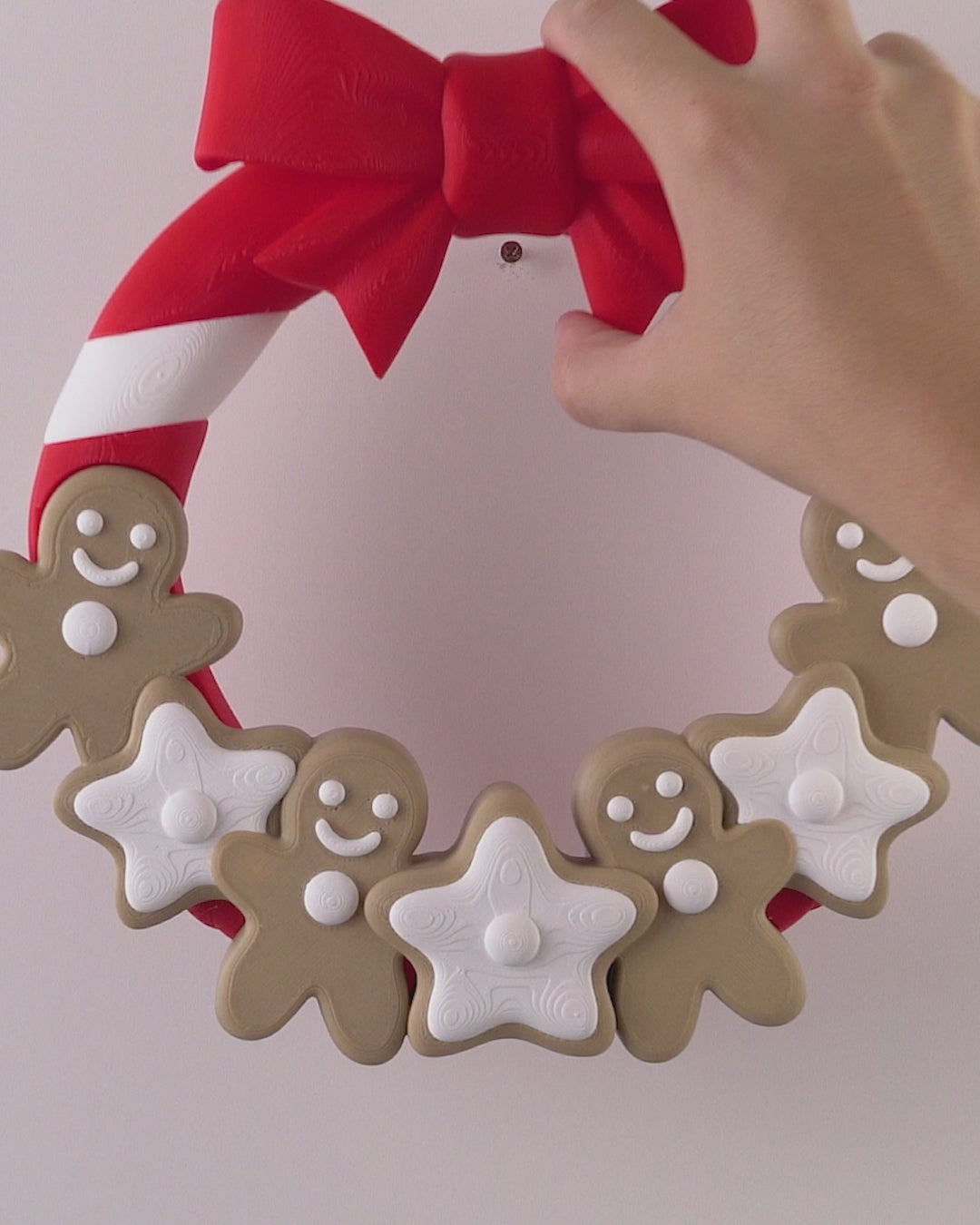 Christmas door wreath with gingerbread men in candy cane design, 21 cm