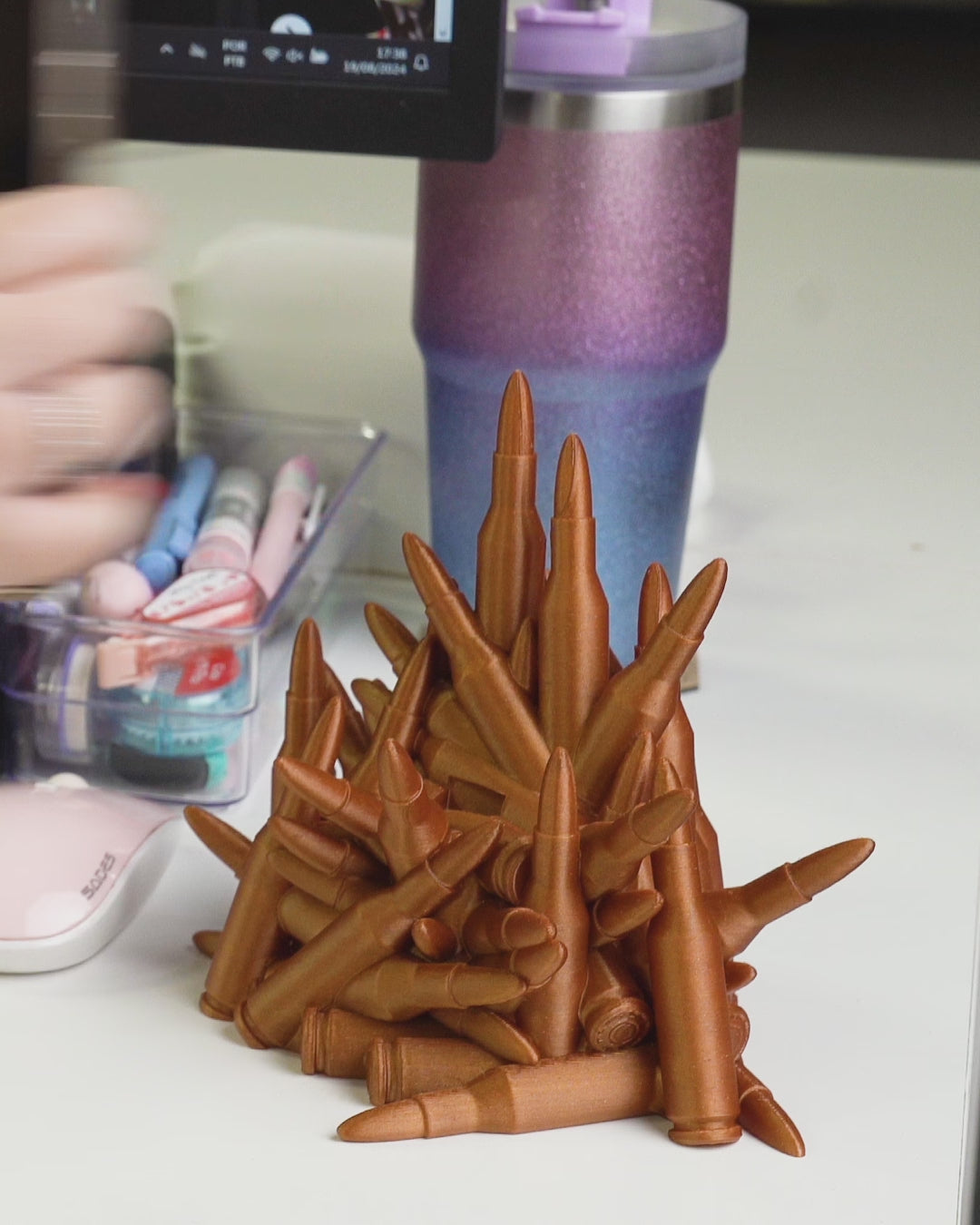 Origineller Patronen-Handyhalter – Stylische Geschenkidee für Gamer, Männer & Deko-Fans mit Ladefunktion