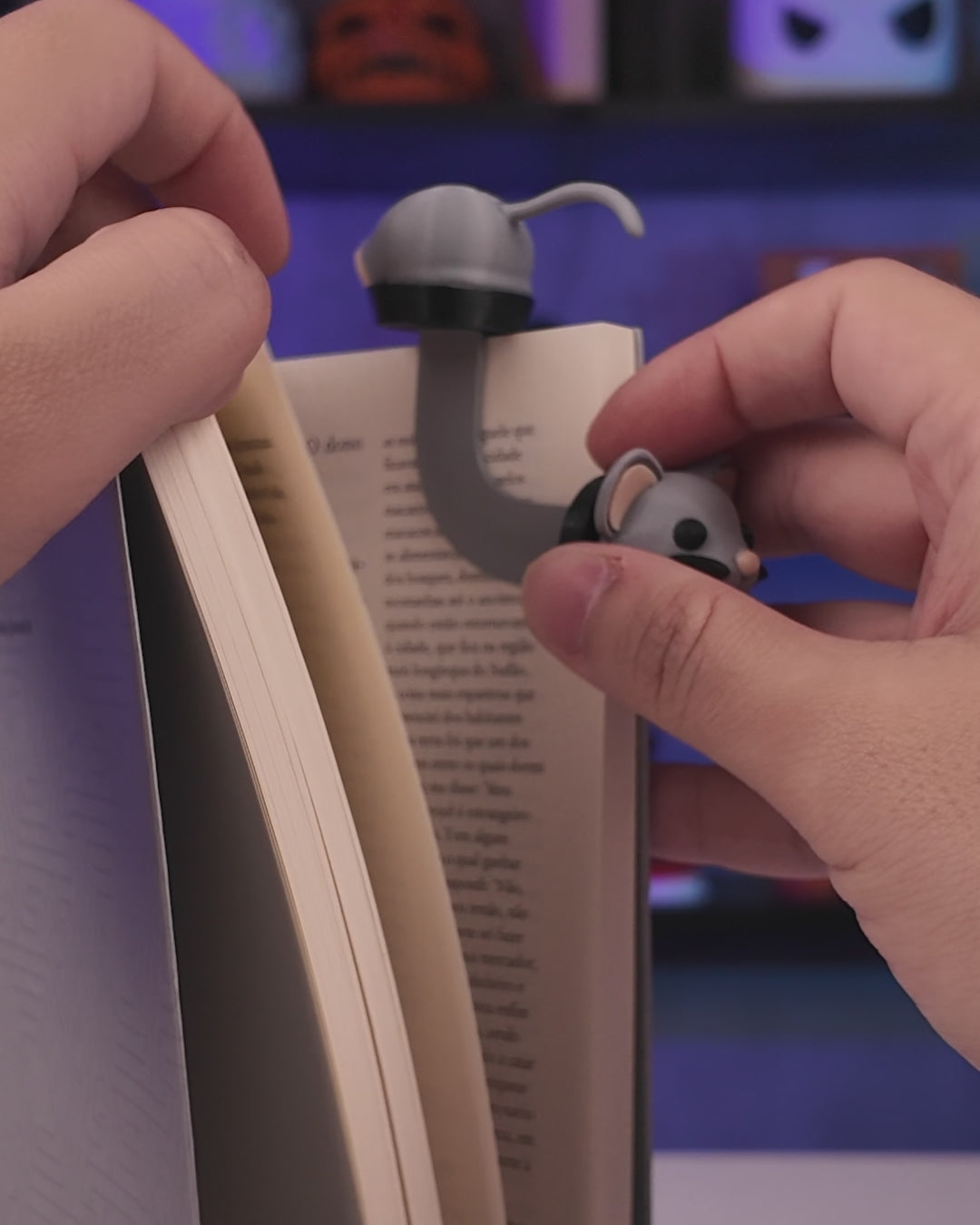 Kurzes Video des grauen Maus-Lesezeichens am Buch