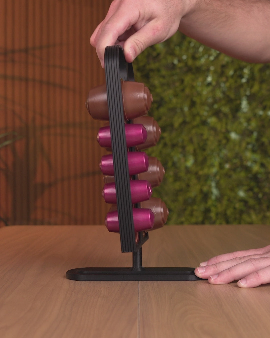 Video des Kaffeekapsel-Spenders in Schwarz mit zwei Schächten für Kaffeekapseln