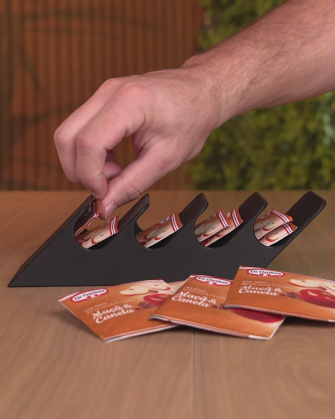 Video: Tea Cascade Teebeutelspender in Aktion, Teebeutel werden in die 4 Fächer im Treppen-Design eingelegt