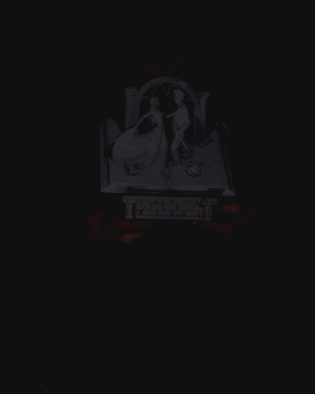 Romantische Buch-Skulptur mit Paar & Rosen – Hochzeitsgeschenk & Home-Decor