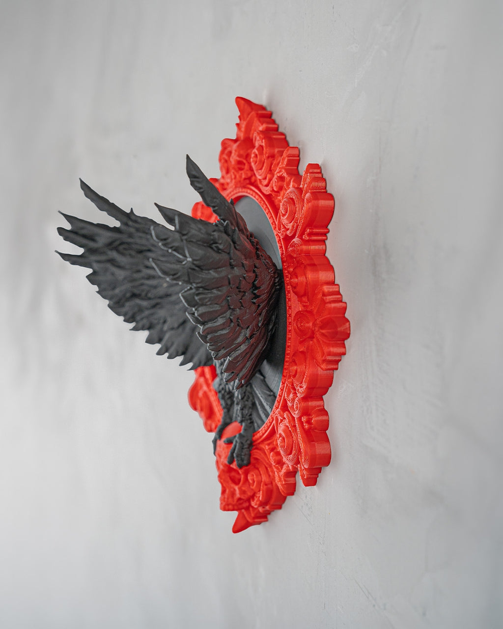 Raben-Wandbild in Gothic-Optik, Seitenansicht an heller Wand montiert – zeigt die Tiefe des roten Barock-Rahmens mit schwarzem Raben-Relief