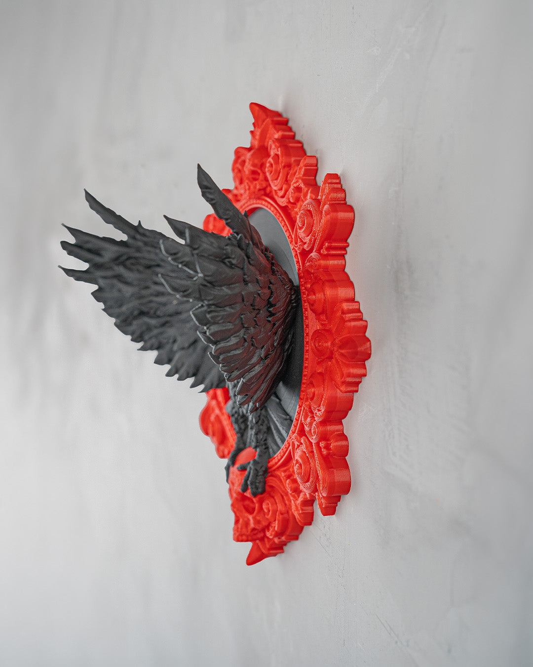 Raben-Wandbild in Gothic-Optik, Seitenansicht an heller Wand montiert – zeigt die Tiefe des roten Barock-Rahmens mit schwarzem Raben-Relief