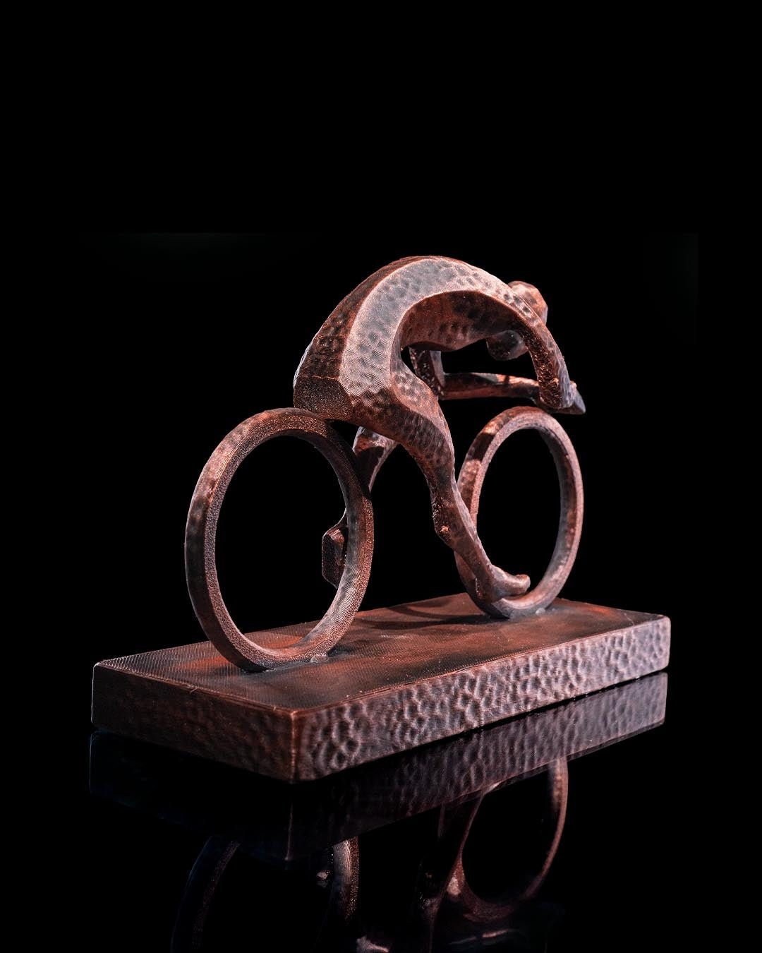Radfahrer-Statue handbemalt Kupfer-Bronze-Optik, Frontalansicht – Münch3D vor Schwarz