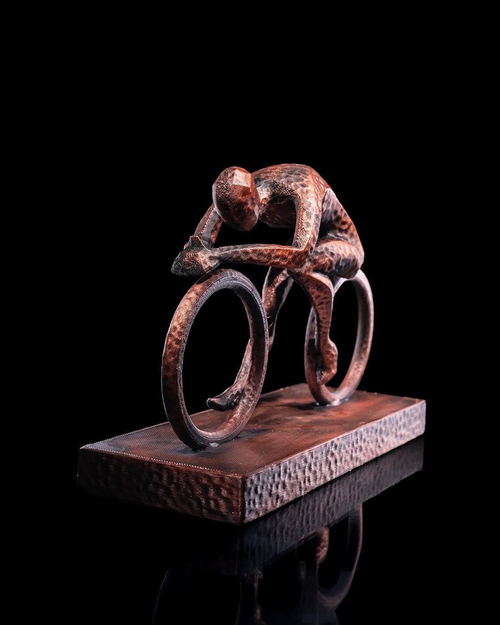 Radfahrer-Figur handbemalt Kupfer-Bronze-Optik, Ansicht schräg von vorne – Münch3D vor Schwarz