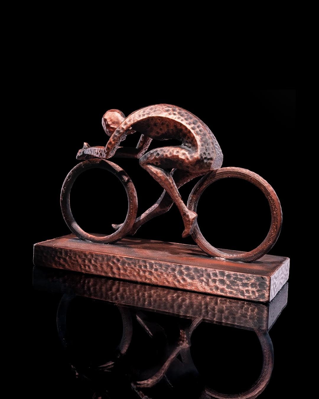 Radfahrer-Skulptur handbemalt Kupfer-Bronze-Optik, Frontalansicht Rennrad-Pose – Münch3D 3D-Druck