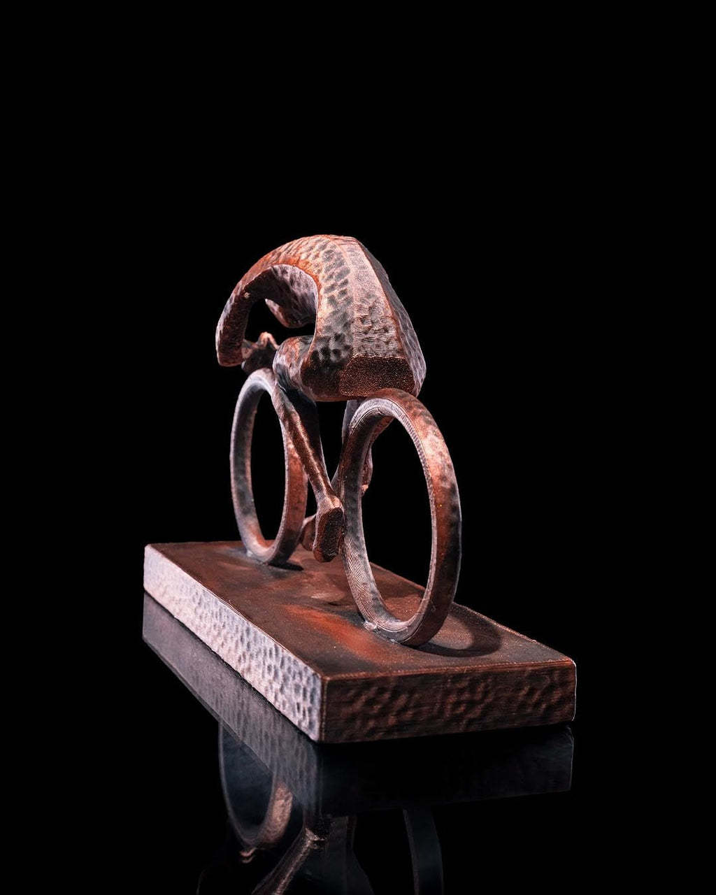 Radfahrer-Figur handbemalt Kupfer-Bronze-Optik, Rückansicht schräg – Münch3D 3D-Druck