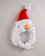 Weihnachtsmann Türkranz Santa's Welcome, Frontalansicht mit weißem Bart und roter Mütze vor heller Holzoptik-Wand – Münch3D