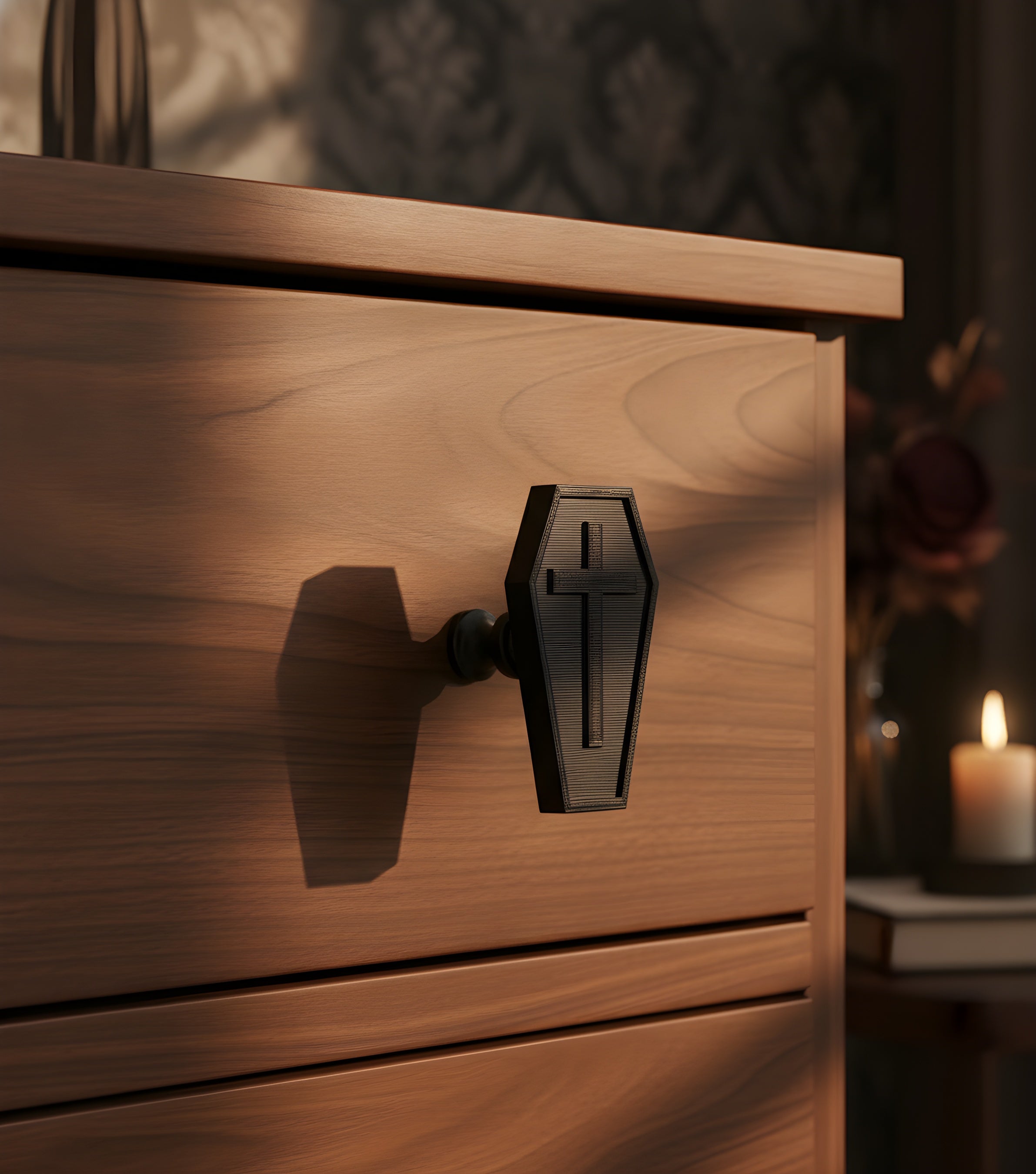 Sarg-förmiger Gothic-Möbelknopf mit Kreuz-Relief montiert auf dunkler Holzkommode, Nahaufnahme