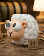 Schaf-Spardose mit Kulleraugen und Woll-Optik, Nahaufnahme schräg von vorne, KI-generiertes Lifestyle-Bild in Bastelwerkstatt mit Filamentrollen und Tischlampe im Hintergrund