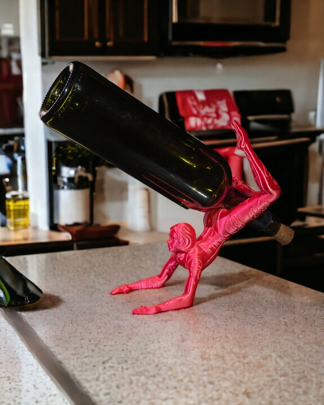 Schlangenmensch-Weinflaschenhalter in Pink-Rot auf Küchenarbeitsplatte, akrobatische Pose mit Weinflasche im Nacken – Münch3D