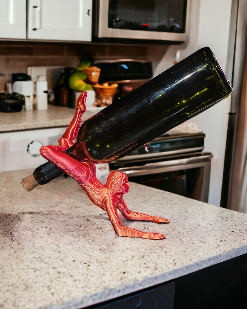 Schlangenmensch-Weinflaschenhalter Nahaufnahme auf Küchenarbeitsplatte, Flasche liegt auf Rücken und Armen – Münch3D