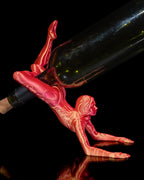 Schlangenmensch-Weinflaschenhalter Nahaufnahme vor schwarzem Hintergrund, angehobenes Bein und Flasche im Rückenstütz – Münch3D