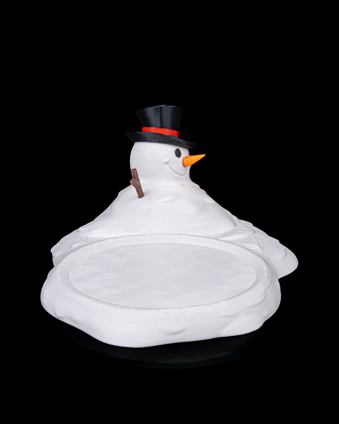 Schneemann Untersetzer, Frontalansicht mit Zylinder und Karottennase, leere Ablagefläche vor Schwarz – Münch3D