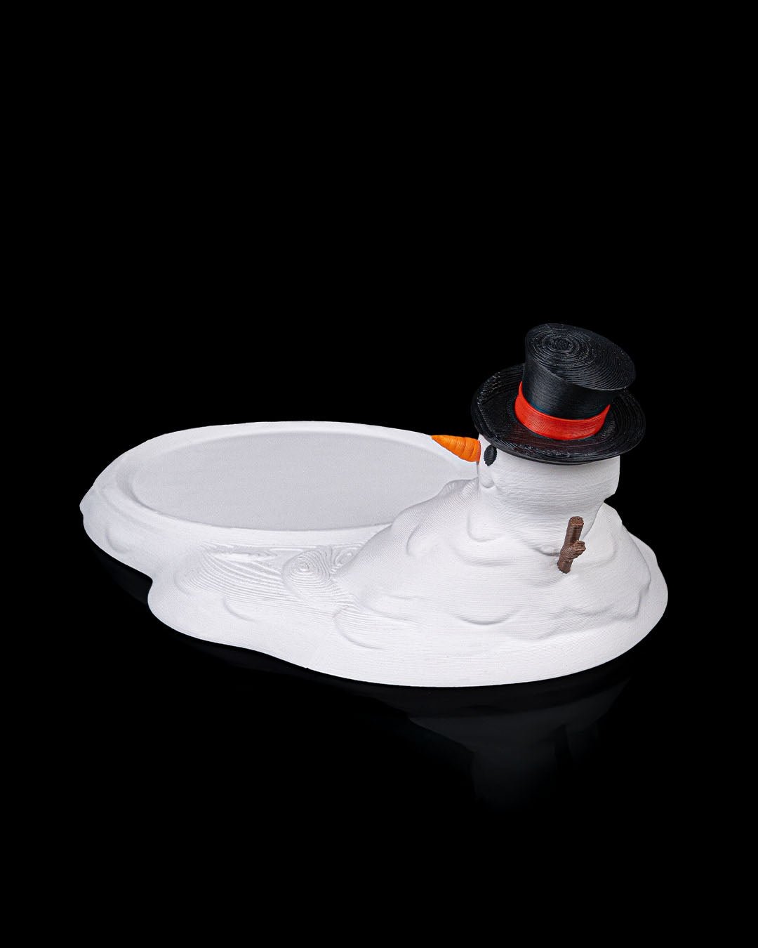 Schneemann Untersetzer, Nahaufnahme Zylinder und Karottennase, ein Astarm sichtbar, leere Ablagefläche – Münch3D