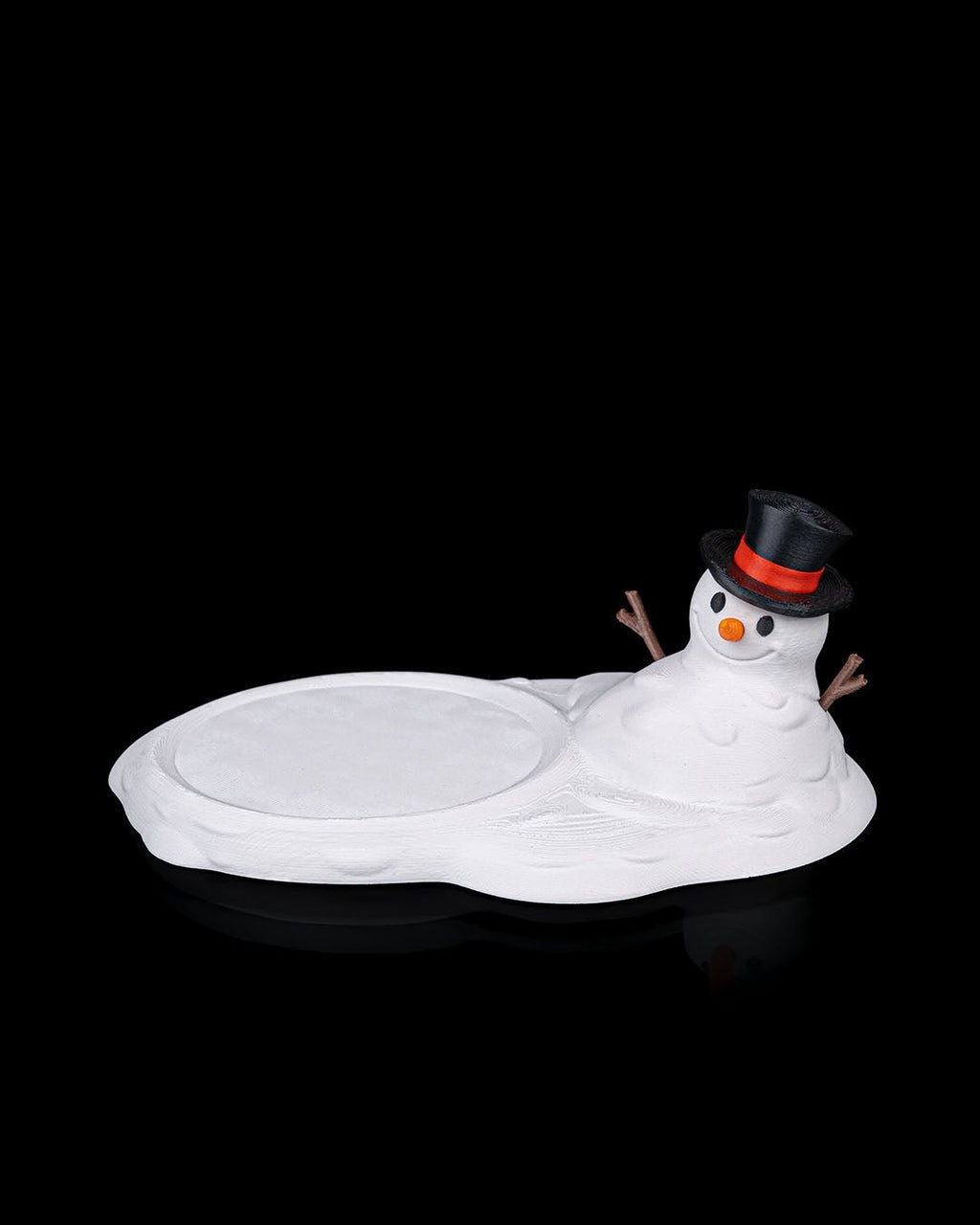 Schneemann Untersetzer, Ansicht schräg von oben ohne Tasse, leere Ablagefläche mit Zylinder und Astarmen – Münch3D