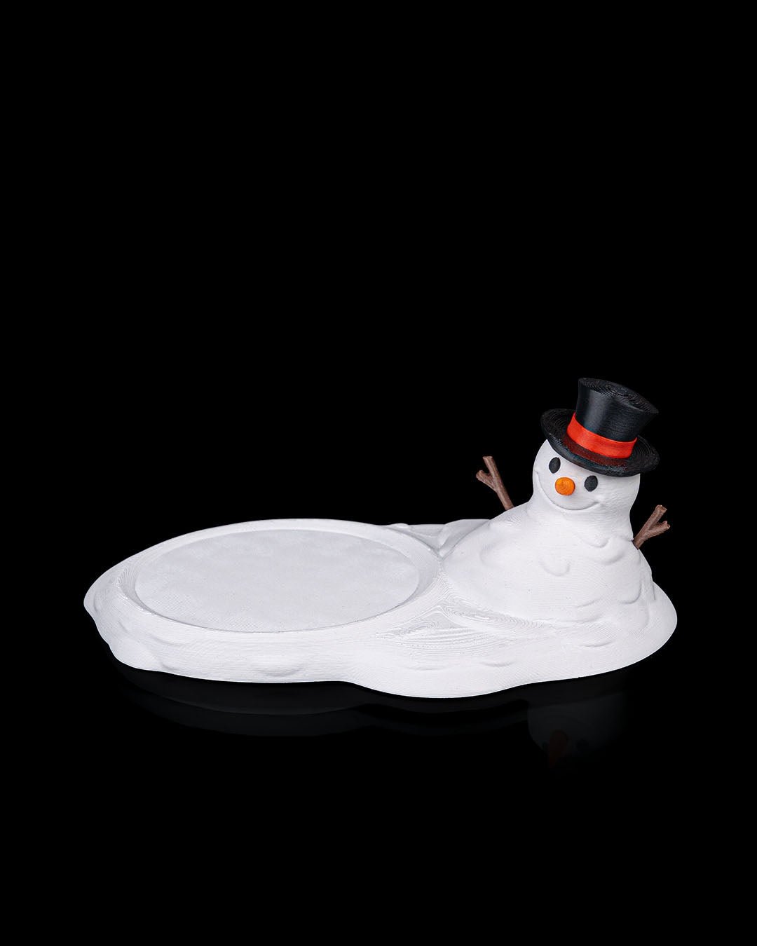 Schneemann Untersetzer, Ansicht schräg von oben ohne Tasse, leere Ablagefläche mit Zylinder und Astarmen – Münch3D