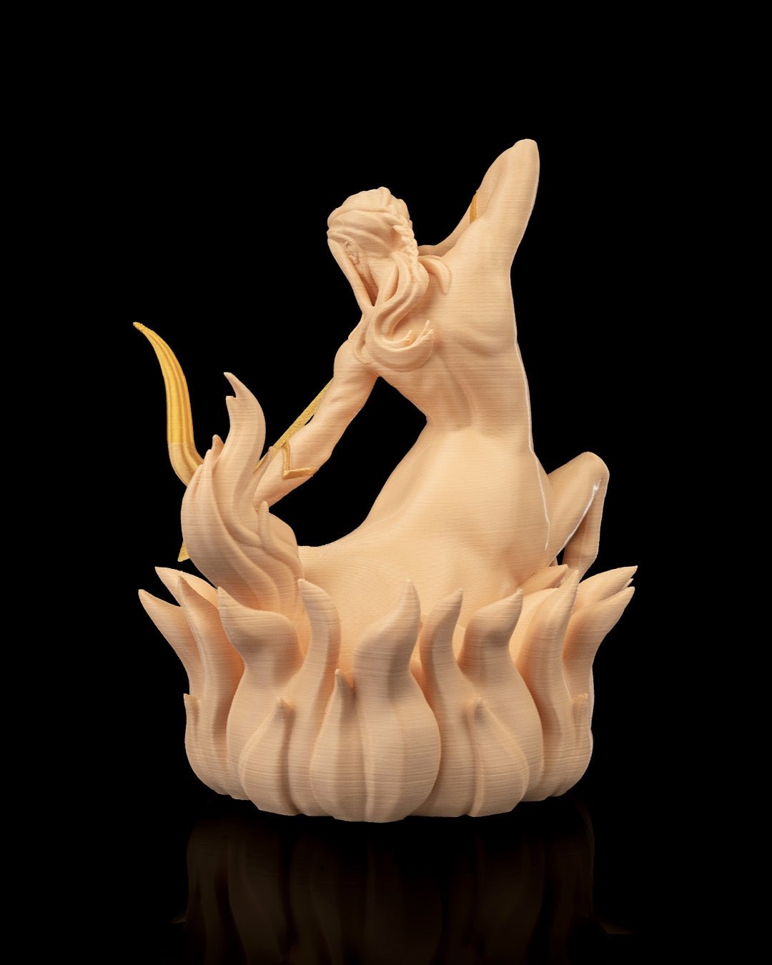 Schütze-Zentaur-Figur in Creme aus schräger Rückansicht mit Blick nach oben, Bogenspitze am Bildrand sichtbar, vor schwarzem Hintergrund