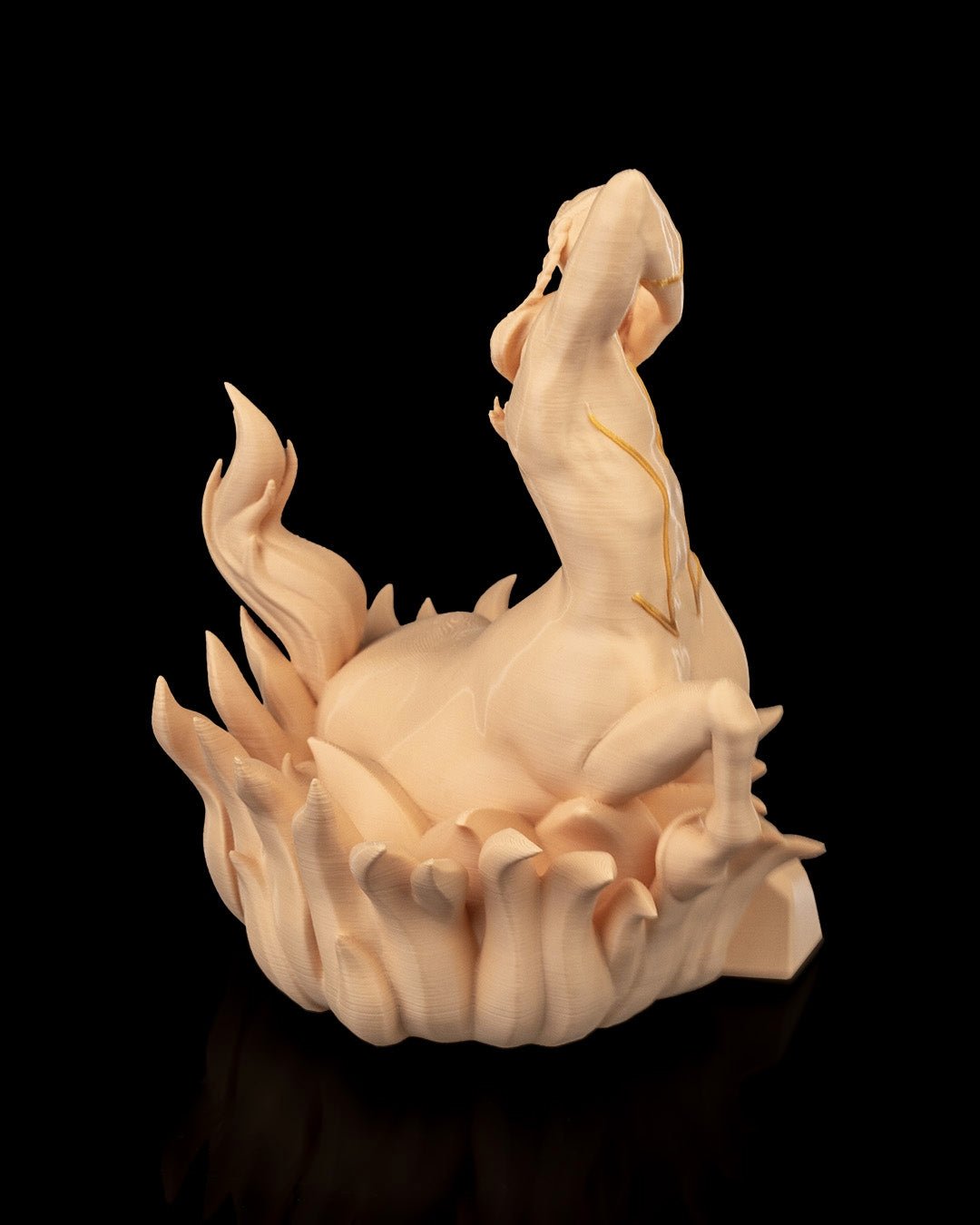 Rückansicht der Schütze-Zentaur-Skulptur in Creme: Pferdeleib und Rücken sichtbar, kein Gesicht, vor schwarzem Hintergrund