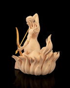 Schütze-Zentaur-Figur in Creme, seitliche Ansicht mit gespanntem Bogen und Pfeil, vor schwarzem Hintergrund
