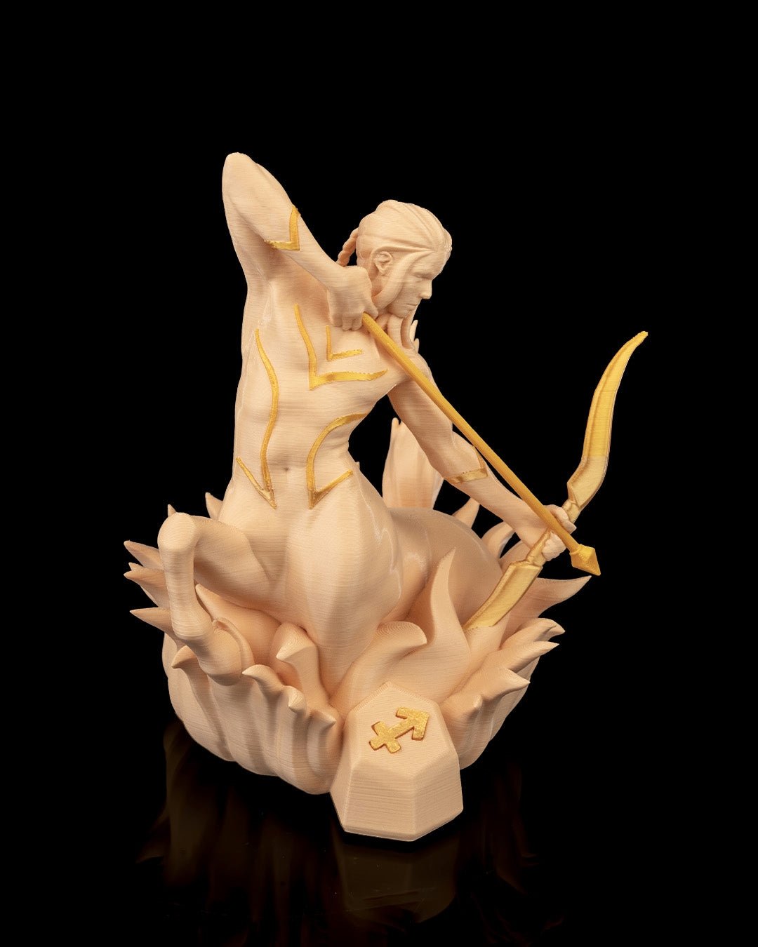 Schütze-Zentaur-Skulptur in Creme, Seitenansicht mit Pfeil und Bogen, vor schwarzem Hintergrund