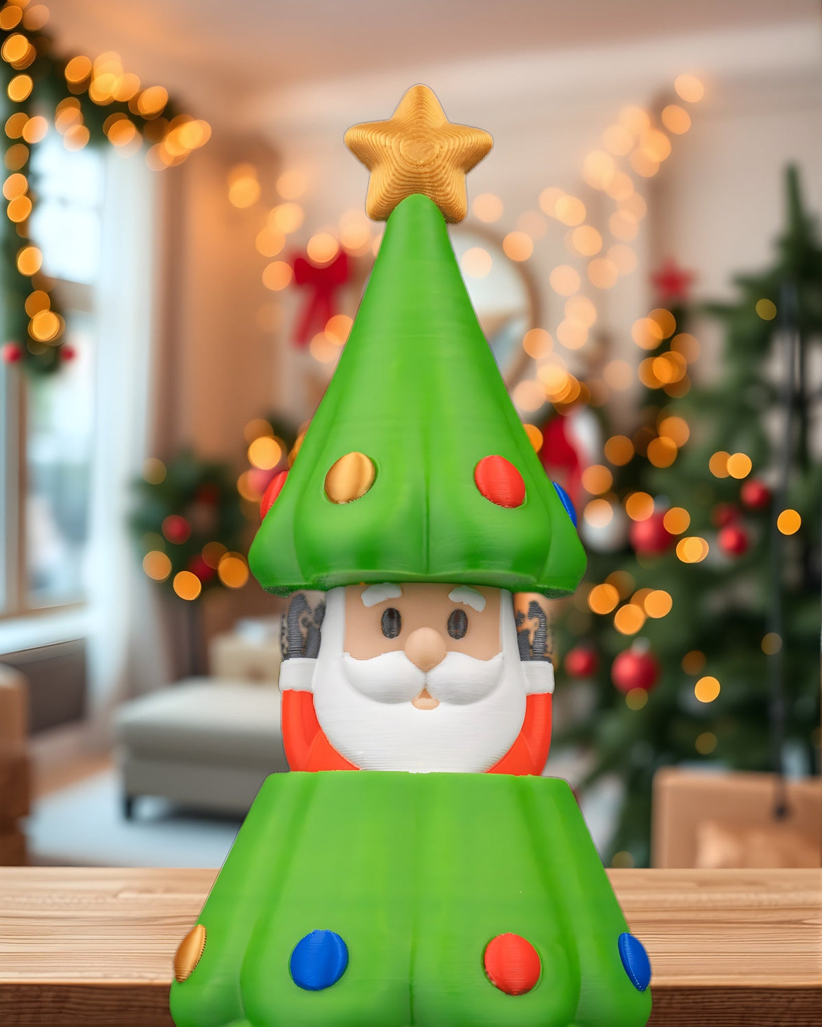 Pop-up-Weihnachtsbaum mit verstecktem Weihnachtsmann, Nahaufnahme Gesicht, auf Holzregal, weihnachtliche Girlande und Lichterkette im Hintergrund