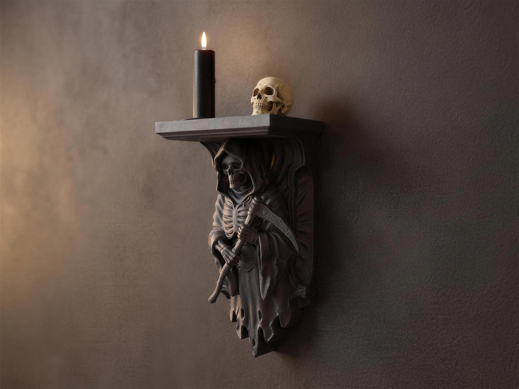 Sensenmann-Wandregal in Mattschwarz mit brennender Kerze und Deko-Totenkopf auf der Ablage, Nahaufnahme aus leicht erhöhter Perspektive