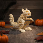 Skelett-Eichhörnchen-Figur in Knochenfarbe auf dunklem Holztisch, Dreiviertelansicht zwischen Mini-Kürbissen und Herbstlaub, Spinnennetz-Deko im Hintergrund