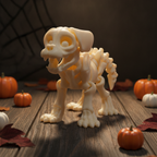 Skelett-Hund-Figur in Knochenweiß, Dreiviertelansicht mit knurrend geöffnetem Maul und herabhängendem Schlappohr, herbstliche Halloween-Tischdeko mit Mini-Kürbissen auf dunklem Holz