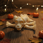 Skelett-Hund-Figur in geduckter Pose von vorne, Vorderbeine seitlich ausgestreckt, Kopf tief über dem Holztisch, im Hintergrund Lichterkette und Spinnennetz-Deko