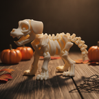 Skelett-Hund-Figur im klaren Seitenprofil mit geringeltem Schwanz und geöffnetem Fangzahn-Maul, auf dunklem Holztisch zwischen Kürbissen und Herbstlaub